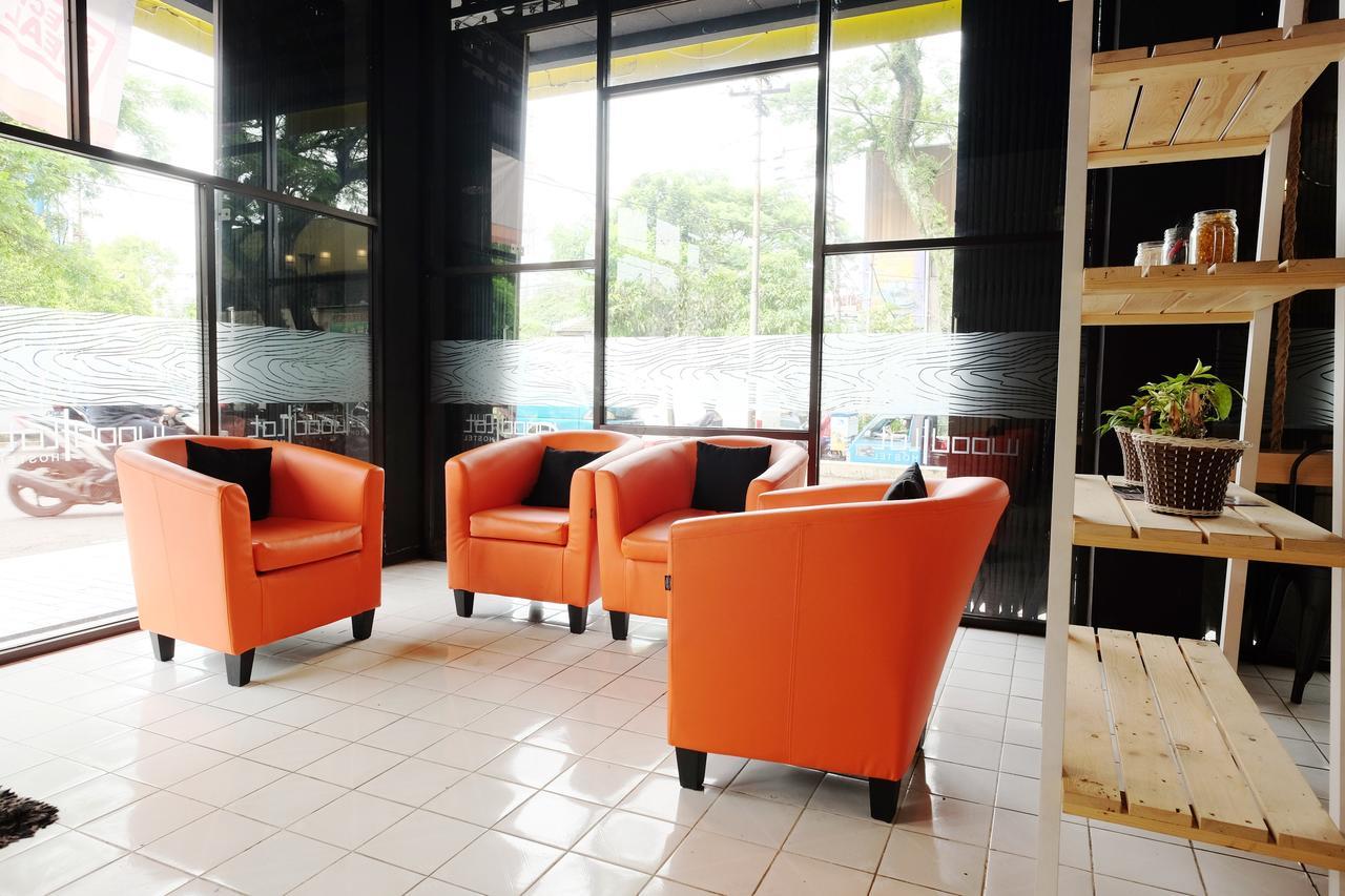 Zen Hostel Alun-Alun Sarinah Malang Buitenkant foto