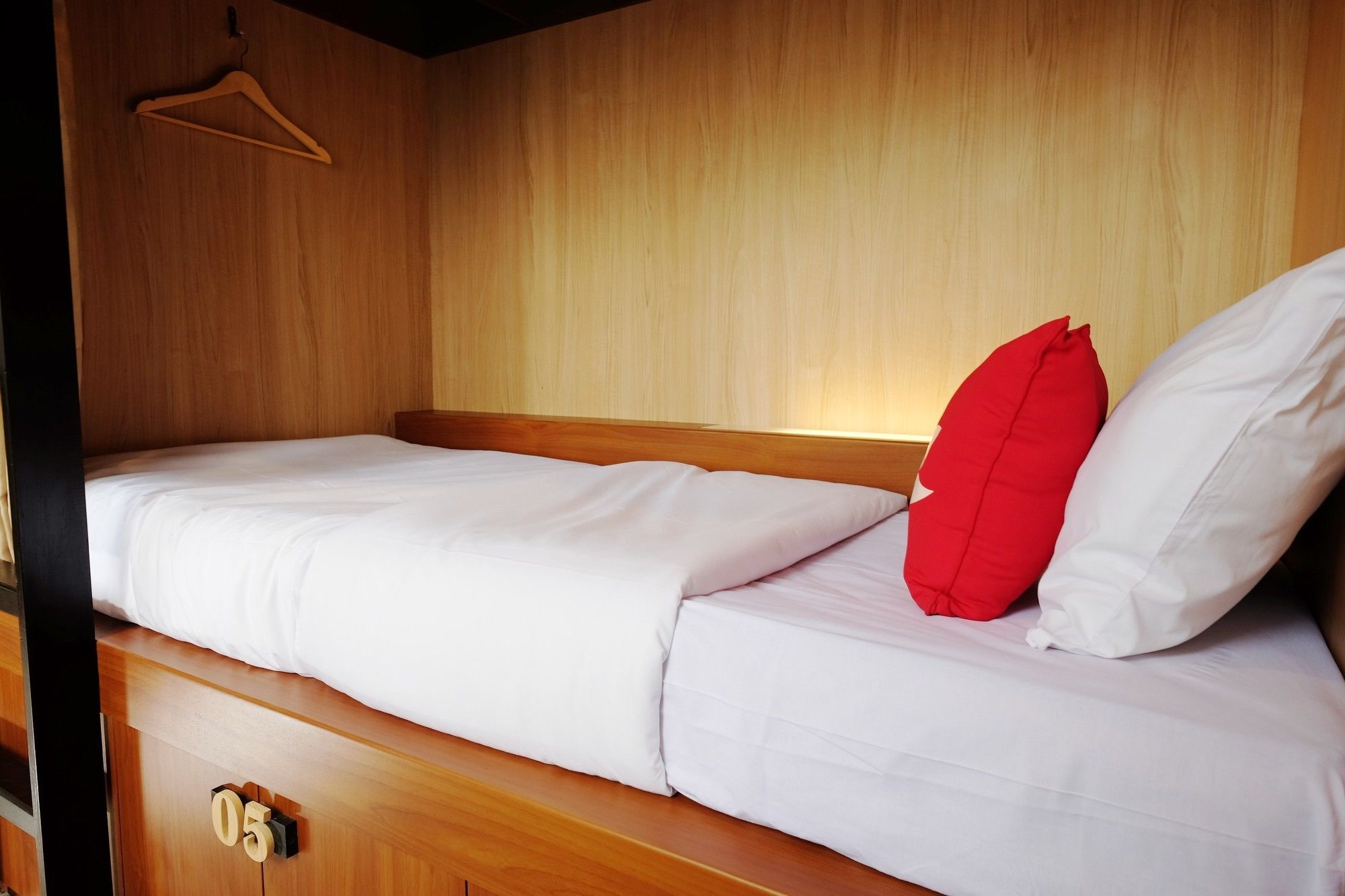 Zen Hostel Alun-Alun Sarinah Malang Buitenkant foto