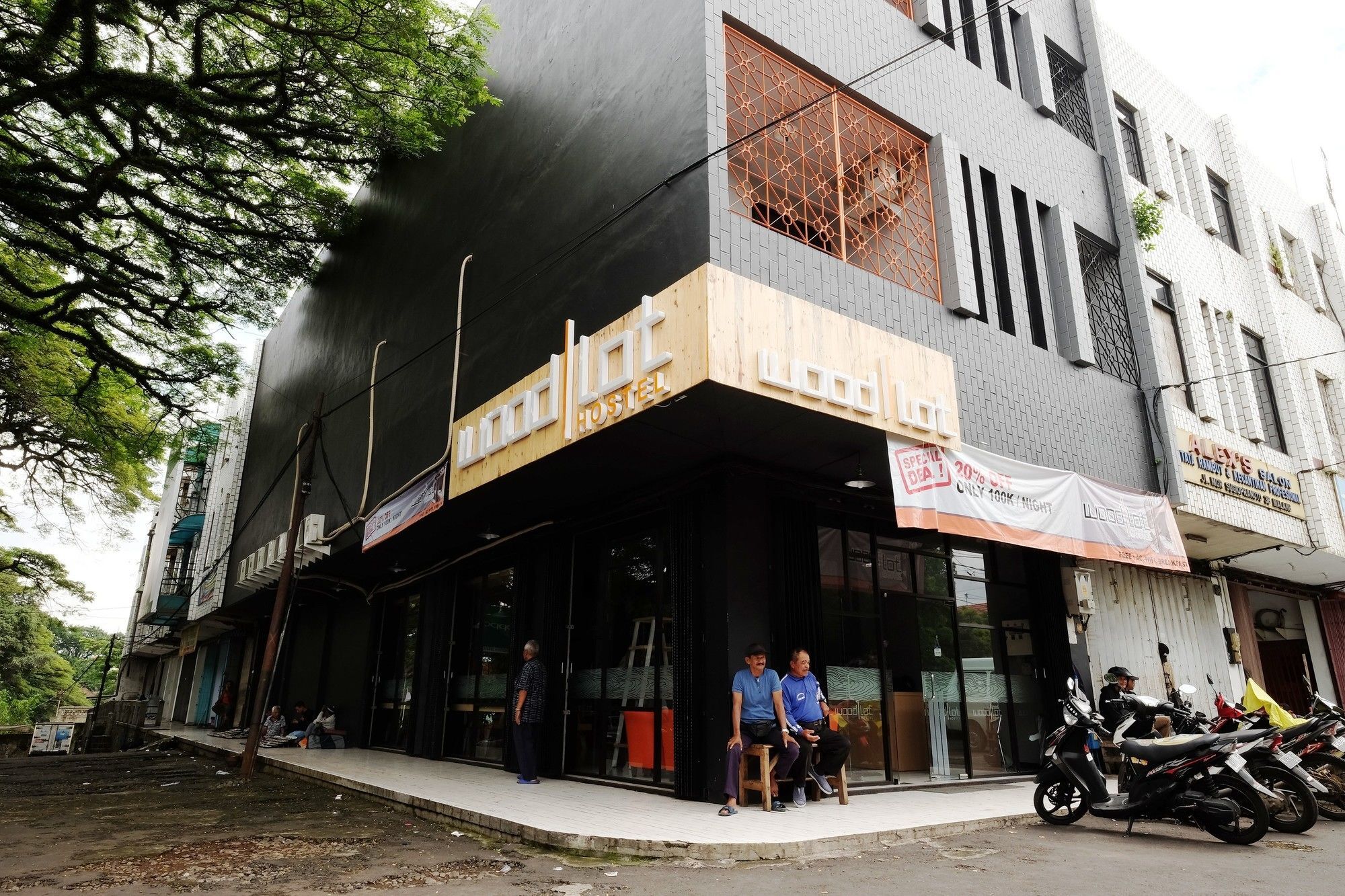Zen Hostel Alun-Alun Sarinah Malang Buitenkant foto